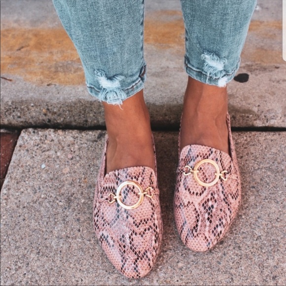 Shoes - 🆕️//The Kendall// Pink snake print Loafer